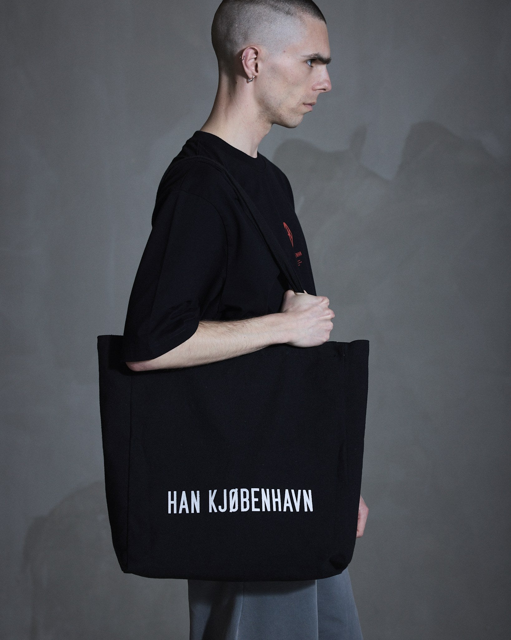 【関税込み】Han Kjobenhavn トート バッグ Han Kjobenhavn Black Crinkle Leather Small Tote Han Kjobenhavn