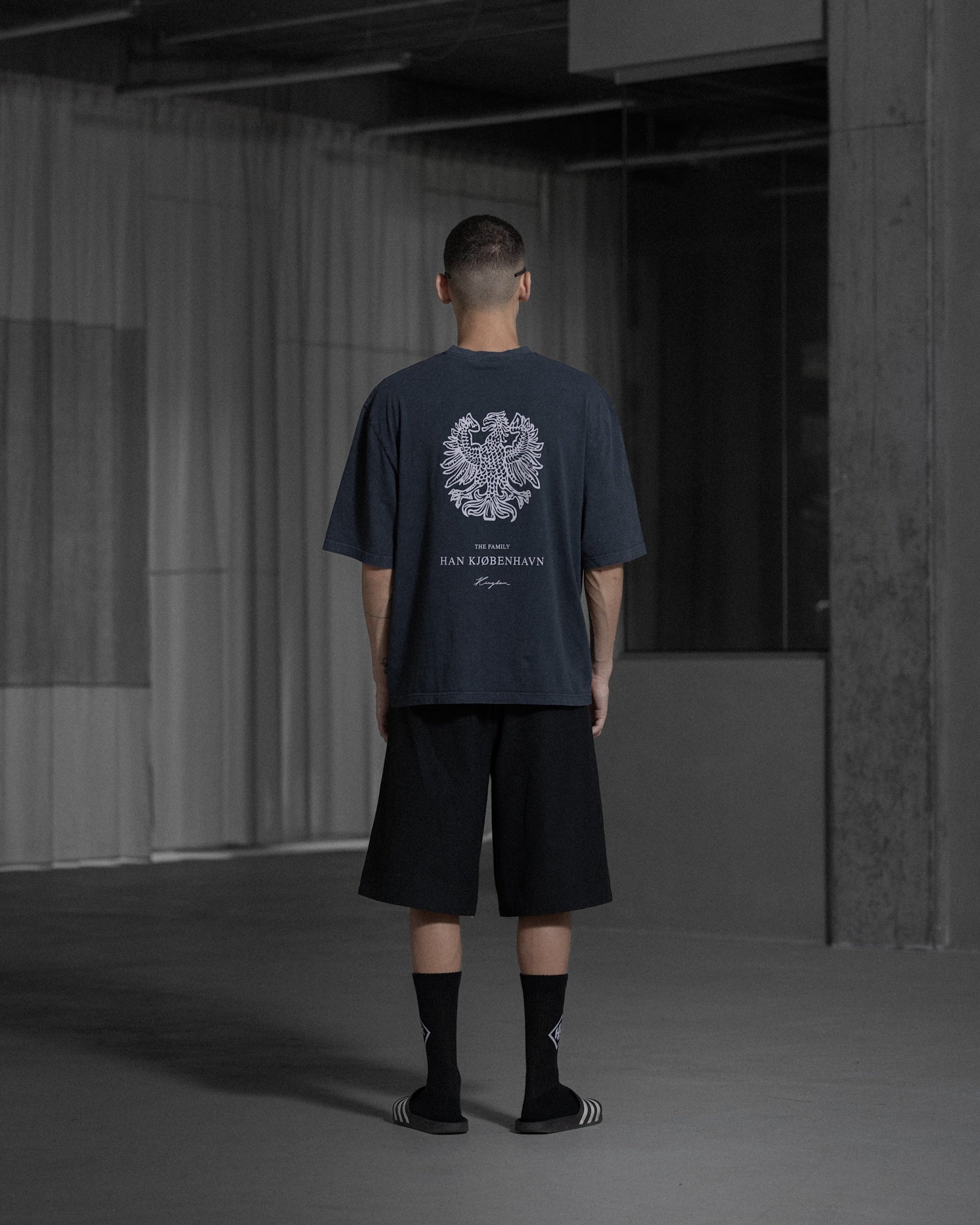 ★Han Kjobenhavn★ ブラック モノグラム Tシャツ Monogram Oversized Tee - Anthracite Black – Han Kjøbenhavn